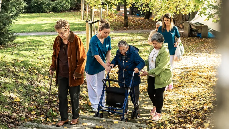 Actividades de ocio al aire libre con personas mayores